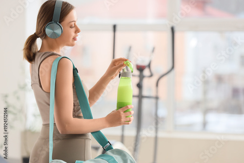 Sporty young woman with bot...