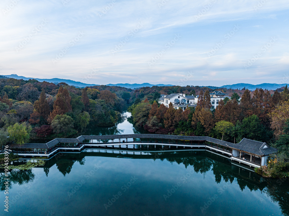 Fototapeta premium West Lake Hangzhou Aerial View with Traditional Architecture and Mountains