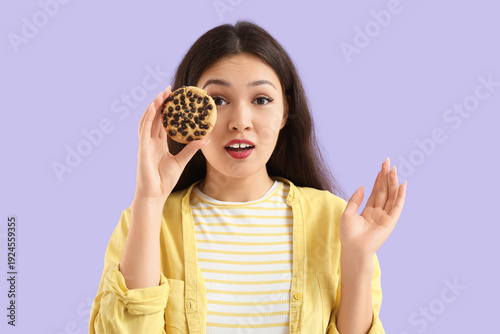 Shocked young Asian woman w...