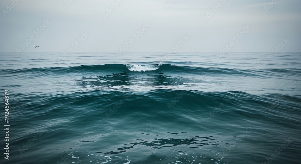 Naklejka premium Ocean waves under cloudy sky
