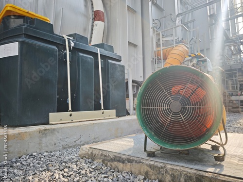 Fotografía Industrial blower fan used for confined space ventilation at industrial facility, providing fresh air circulation for safe maintenance work and hazardous area entry compliance