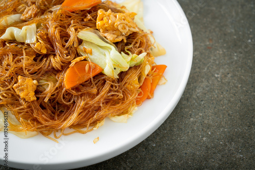stir fried vermicelli with cabbage, carrot and egg