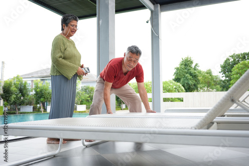 Fotografía Retired Asian couple enjoying outdoor activities and maintaining an active lifes