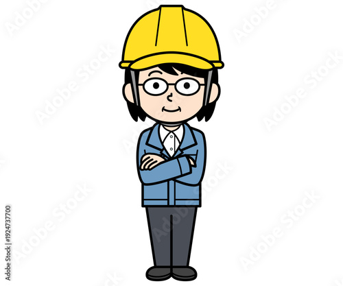 腕組みするヘルメットをかぶった現場監督の中年女性