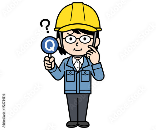 Qの札を持つヘルメットをかぶった現場監督の中年女性