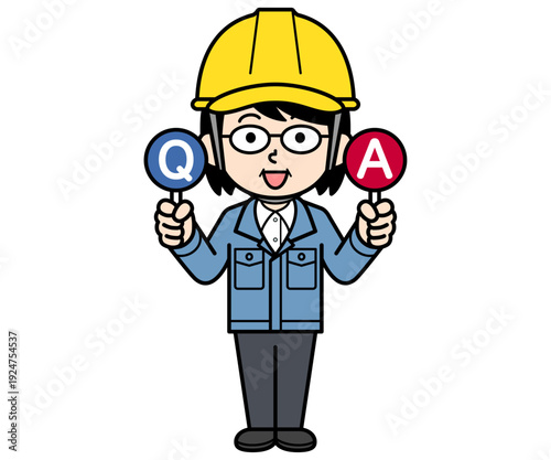 Q＆Aの札を持ったヘルメットをかぶった現場監督の中年女性