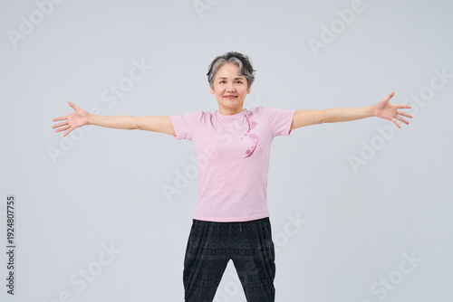 Foto 柔軟体操するシニア女性