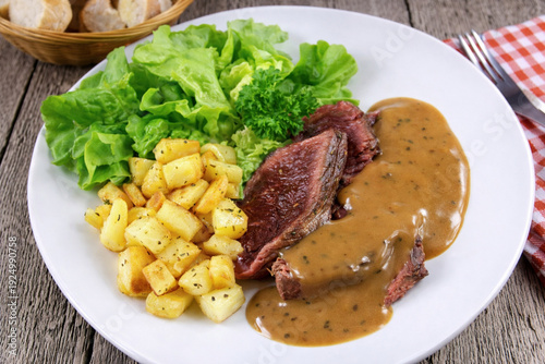 Rôti de boeuf,  sauce poivre et pommes de terre rissolées