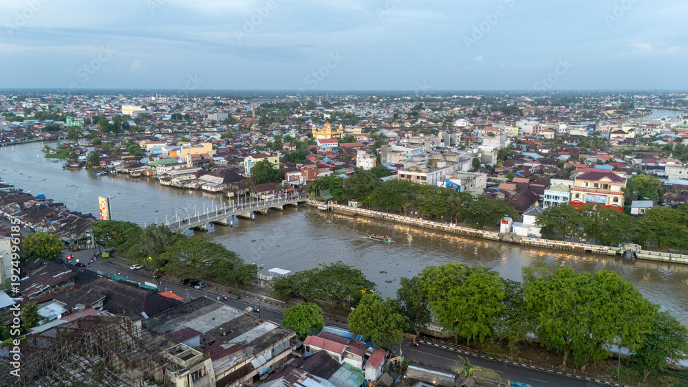 Obraz premium Banjarmasin city with its river, buildings, and the 0KM monument visible from above