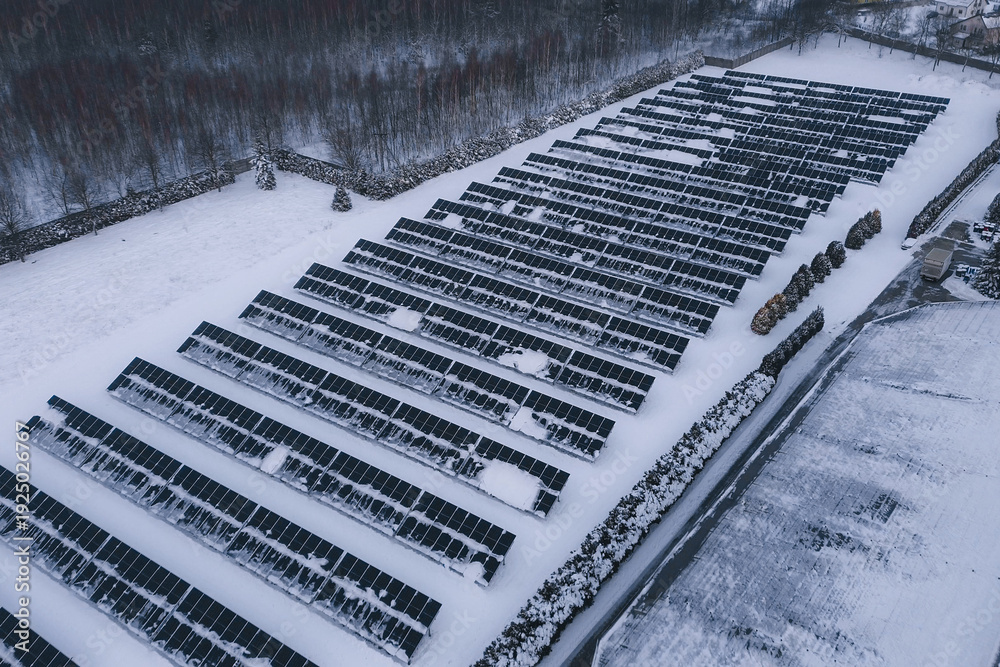Obraz premium Solar panels with snow accumulation in natural setting