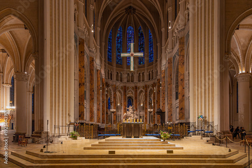 Foto Interior view of Chartres Cathedral, a UNESCO World Heritage Site in France, with Gothic nave, altar, soaring columns and stained glass in a grand sacred architectural setting