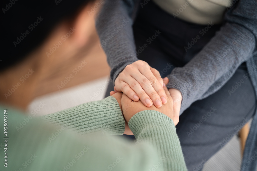 © Suriyawut - Psychologist or family holding hands to encourage patient with depression, mental health concept © Suriyawut - Psychologist or family holding hands to encourage patient with depression, mental health concept