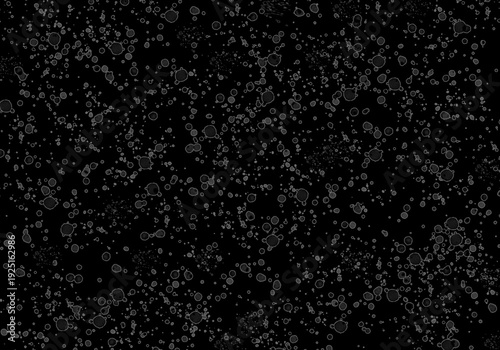 Pompas de jabón en la oscuridad. Fondo negro con contornos blancos flotando. Objetos flotantes. Efervescencia