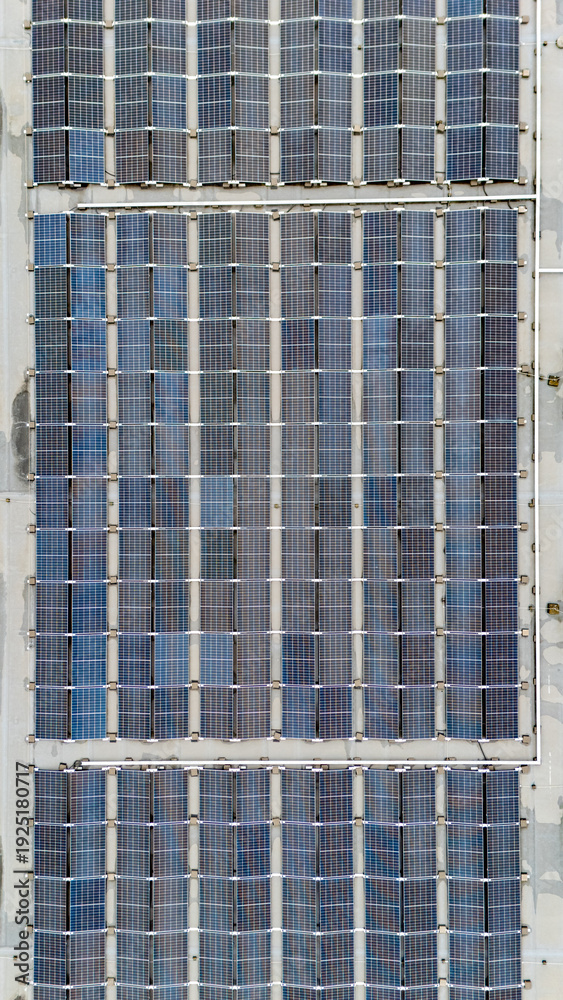 Fototapeta premium Photovoltaikanlage auf Gebäudedach
