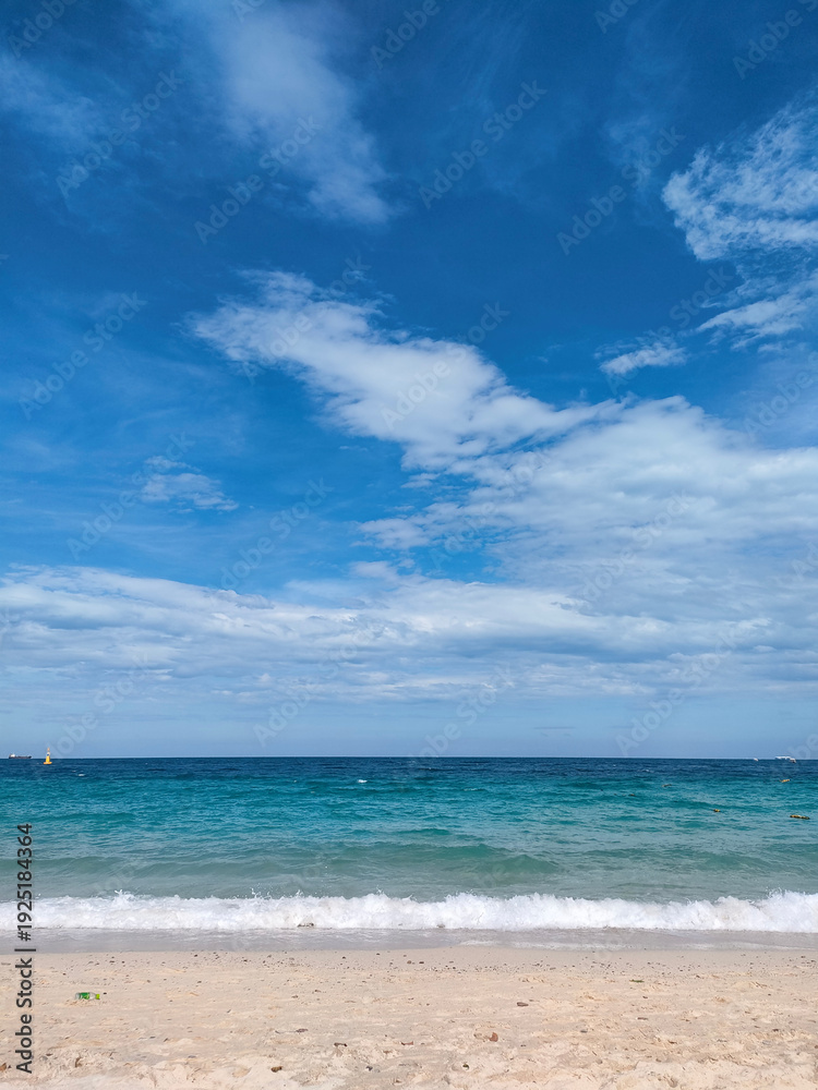 Fototapeta premium Crystal Blue Ocean Waves on Sandy Shoreline