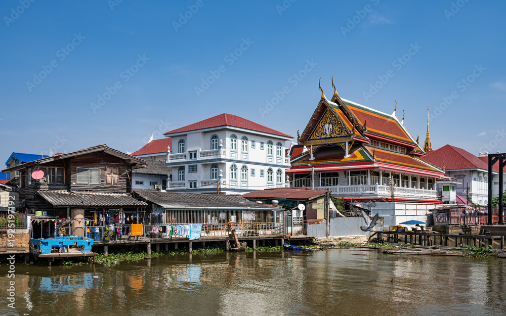 Behang Bangkok, Thailand – View from Thewes Pier to the magnificent Buddhist temple Dev