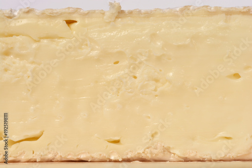 Foto A macro close up showing the creamy interior of a brie cheese wedge with small h
