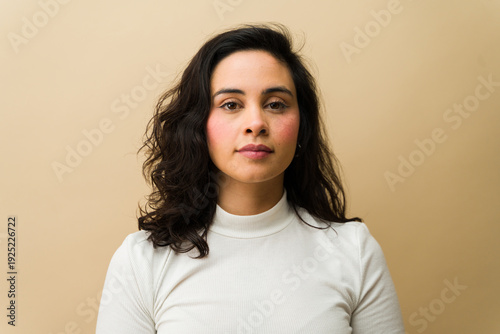 Foto Portrait of a woman standing in a studio, modeling her natural look and confiden
