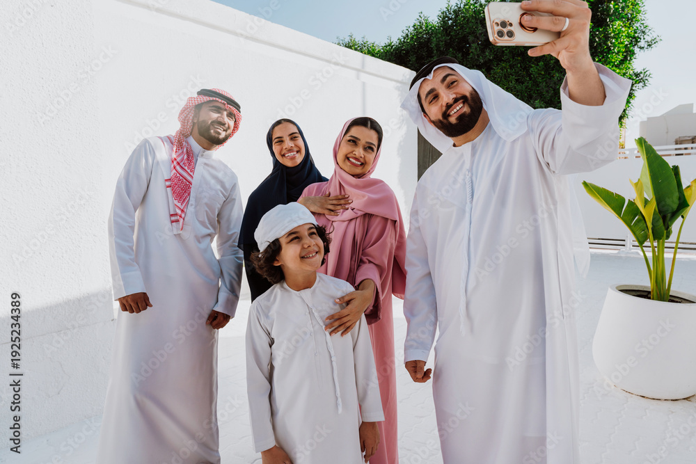 Obraz premium Arab family making selfie outdoors during daytime