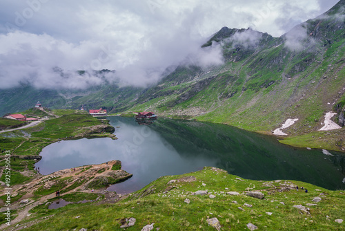 Фотография Balea Lake next to Transfagarasan road in Carpathian Mountains, Romania