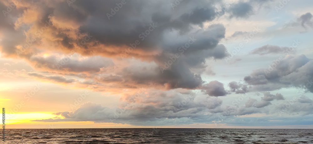 Obraz premium Calm ocean waves reflect the evening sunlight. Peacefulness and natural harmony.