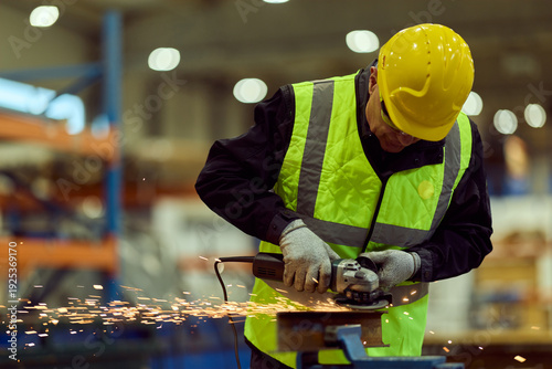 Foto Factory Worker Using Angle Grinder in Industrial Workshop Wearing Hard Hat And H