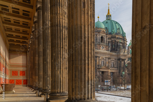 Blick durch die ionischen Säulen des Alten Museums auf den Berliner Dom