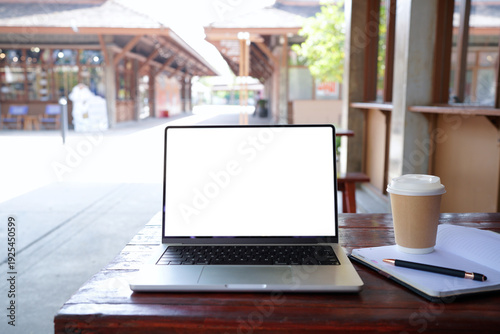 Cuadro en lienzo Laptop with White Screen and Disposable Coffee Cup, note and pen on Wood Table a