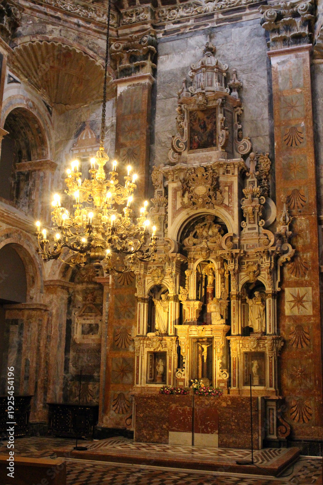 Obraz premium Golden Altar with Hanging Lamps and Lights August 2024 Illuminated Retablo