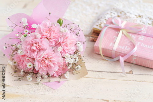 ピンクのカーネーションとプレゼント