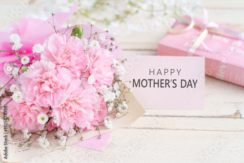 カーネーションとカスミソウの花束とプレゼントと母の日のカード