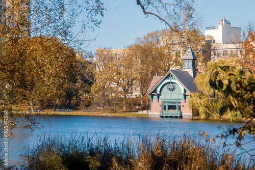 Paisaje otoñal del famoso Central Park, New York City, EE.UU. Lago Harlem Meer Charles y A. Dana Discovery Center en Harlem Meer Lake desde la calle E 109th, Noviembre 2019.