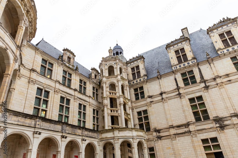 Fototapeta premium facade of the old building in paris