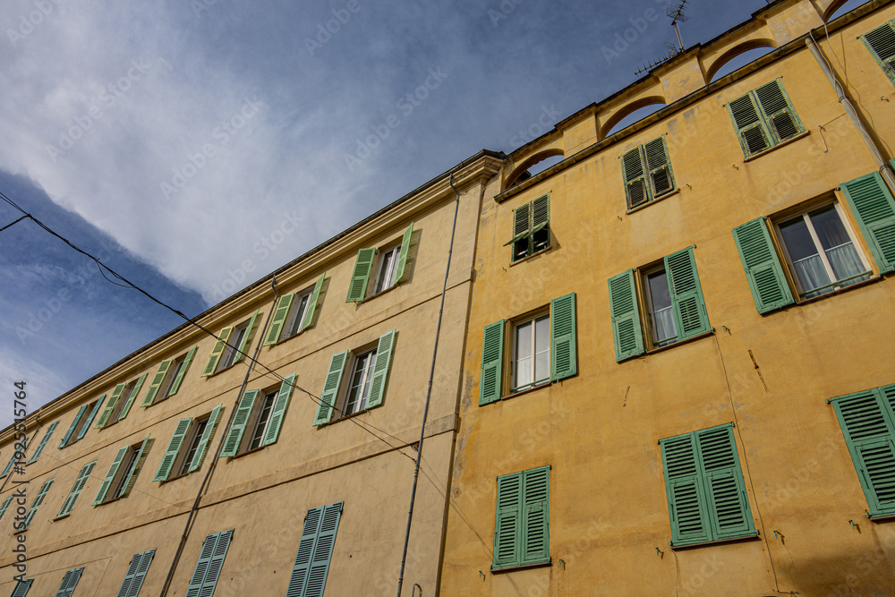 Fototapeta premium Dans les rues de la vieille ville de Menton sur la côte d'Azur en France