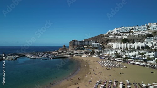 Puerto Rico - Gran Canaria - Wyspy Kanaryjskie - Hiszpania - plaża i architektura turystycznej miejscowości nagrane dronem.