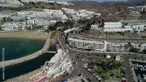 Puerto Rico - Gran Canaria - Wyspy Kanaryjskie - Hiszpania - plaża i architektura turystycznej miejscowości nagrane dronem.