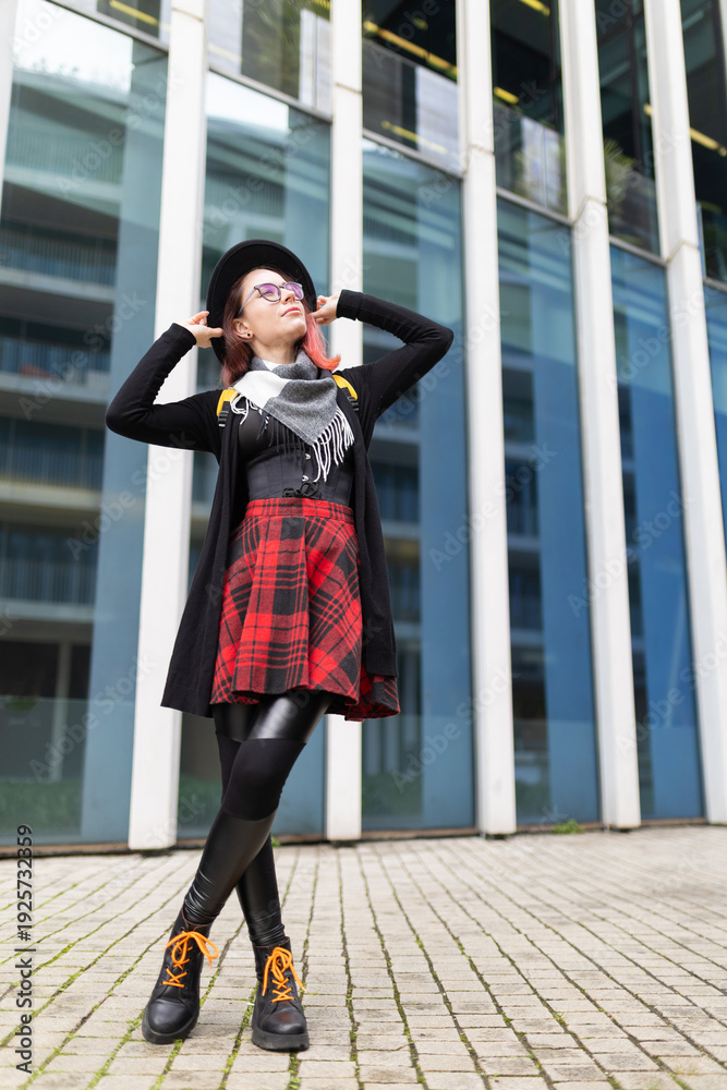 Obraz premium Young woman posing city street representing urban style