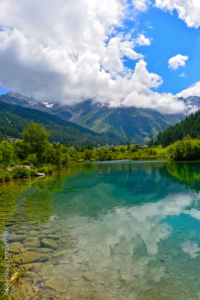 Fototapeta premium Der Suldensee im Bergdorf Sulden (Solda) in Südtirol, Italien