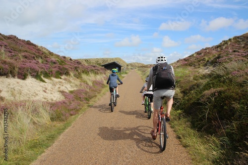 Familie mit den Fahrrädern in einer  Dünenlandschaft, Radfahren, Radtour
