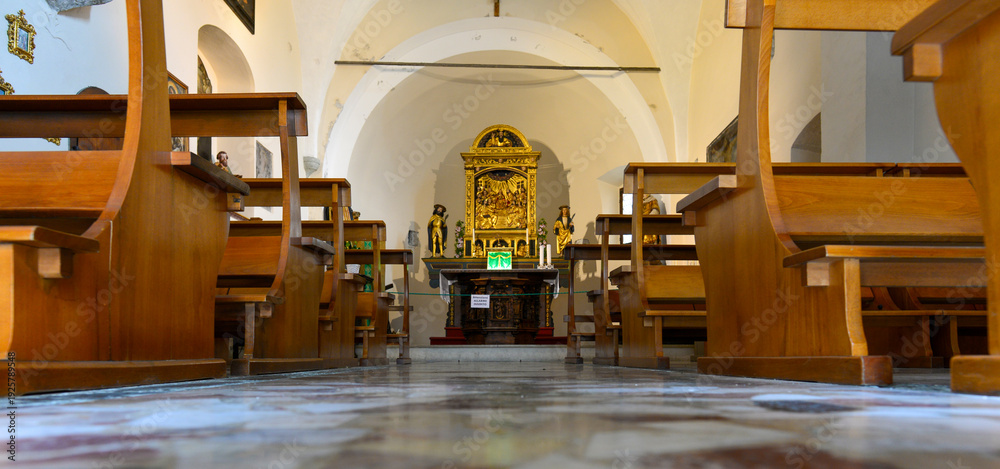 Fototapeta premium Innenansicht der Chiesa di San Vitale in Bormio im Veltlin (Italien)