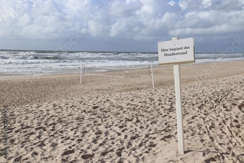 Hinweisschild am Strand, sicherer Bereich, bewacht, beaufsichtigter Badebereich
