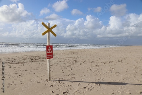 Hinweisschild am Strand, absolutes Badeverbot, Nordsee, Lebensgefahr, Buhnenreste