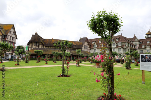 Konstfotografi Francois Andre Square with historic buildings and garden in Deauville, Normandy, France