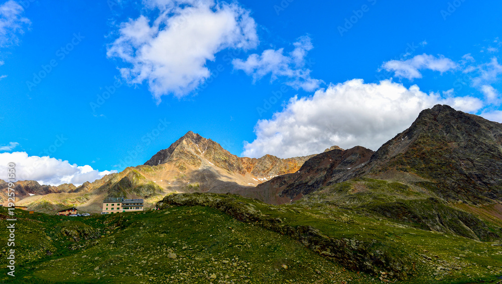 Fototapeta premium Blick auf Monte Gavia vom Gaviapass (Passo del Gavia) in der italienischen Lombardei 