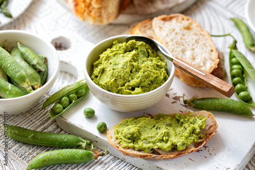 Bilde på lerret Smashed green Peas and bread, or toast with pea spread