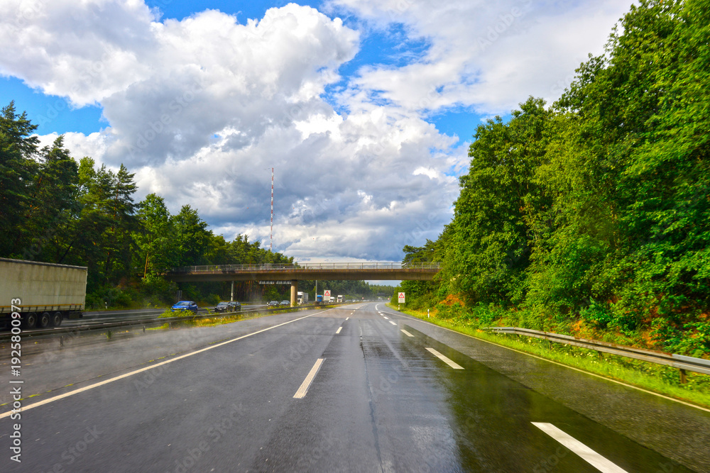 Obraz premium A45 in Fahrtrichtung Norden vor Ausfahrt Mainhausen/Stockstadt/Seligenstadt 