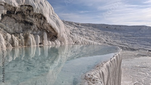 Φωτογραφία Pamukkale Travertine Terraces, amazing aqua blue pools of thermal mineral-rich s