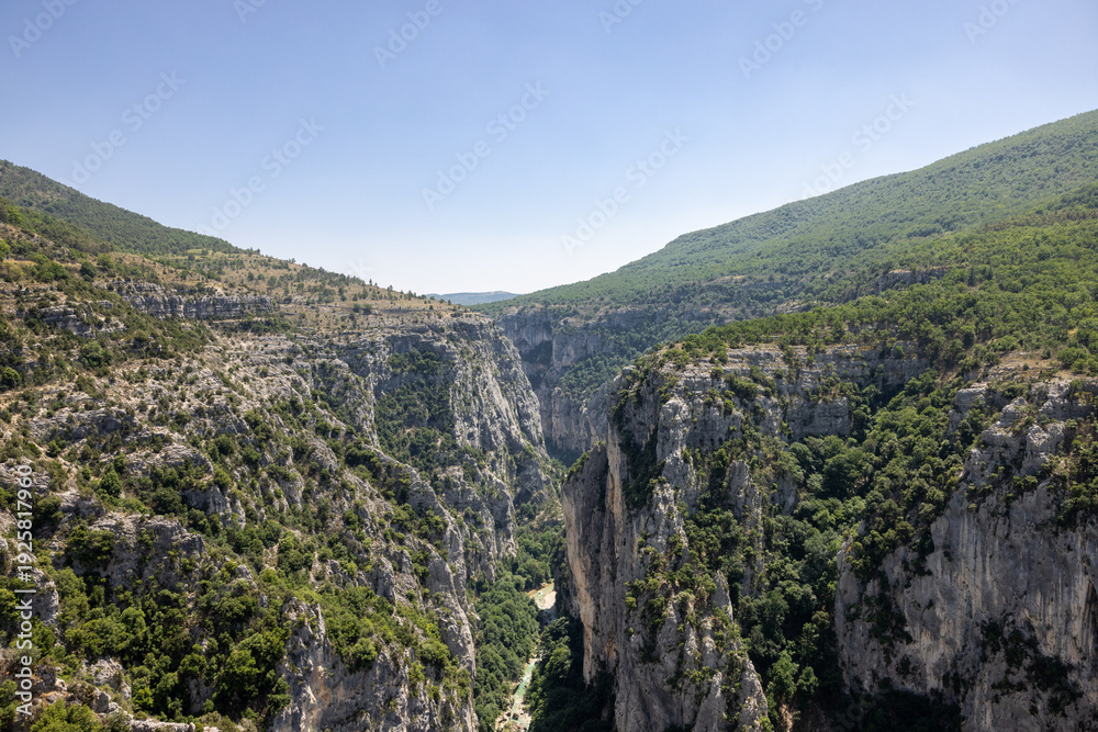 Obraz premium Breathtaking views from The Route des Crêtes on the Gorges du Verdon a deep, steep canyon formed by the Verdon River located in the Alpes-de-Haute-Provence region of Southeastern France.