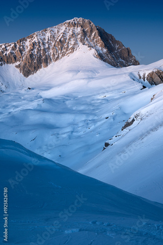 tramonto sul corno grande del gran sasso d'italia visto dalla cresta del rifugio duca degli abruzzi