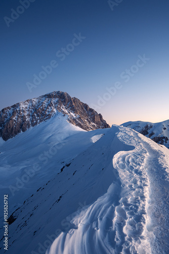 alba sul corno grande del gran sasso d'italia visto dalla cresta del rifugio duca degli abruzzi